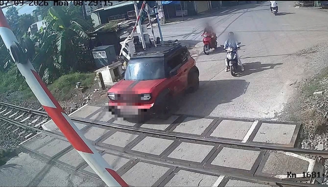 Vượt đường sắt khi đèn đỏ đã bật, tài xế ô tô bị phạt 19 triệu đồng - Ảnh 1.
