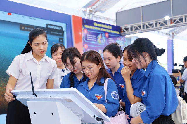 Ng&agrave;y hội C&ocirc;ng nghệ số Kh&aacute;nh H&ograve;a kh&eacute;p lại, h&agrave;nh tr&igrave;nh chuyển đổi số vẫn tiếp tục - Ảnh 2.