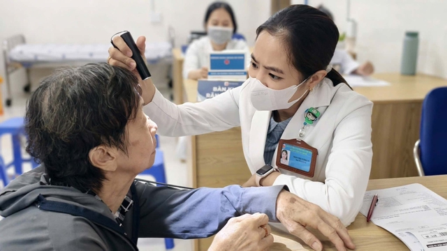TP.HCM làm rõ tỷ lệ người được khám sức khỏe miễn phí từ ngân sách nhà nước- Ảnh 2.