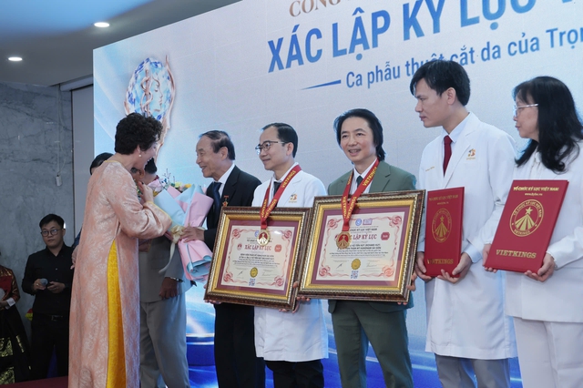 Dấu ấn Kỷ lục Việt Nam qua ca phẫu thuật tạo hình cắt da thừa - Ảnh 3.