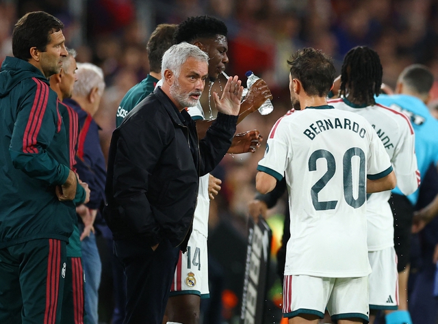 HLV Mourinho cảnh báo nóng sau trận Siêu kinh điển Real Madrid thắng Barcelona 2-1: ‘Chớ tự mãn’- Ảnh 1.