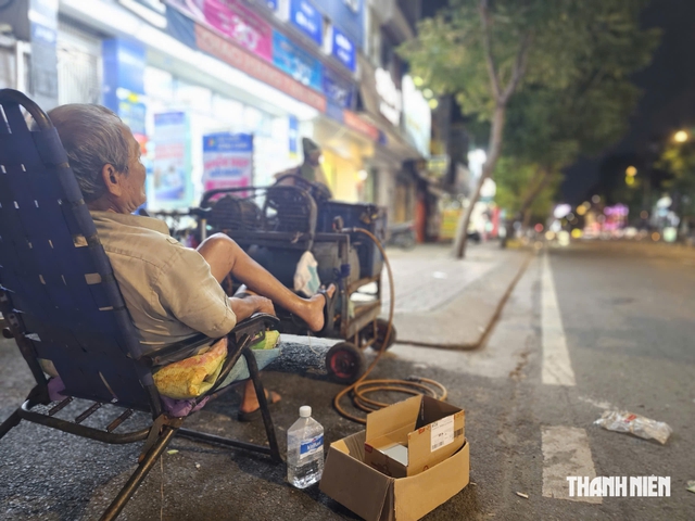 &Ocirc;ng cụ 73 tuổi bơm xe th&acirc;u đ&ecirc;m: Mắt mờ, tay run vẫn r&aacute;ng tự nu&ocirc;i m&igrave;nh - Ảnh 6.