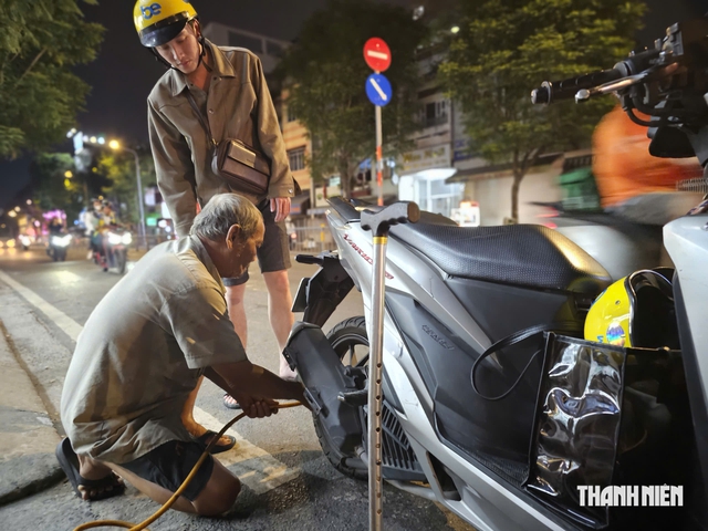 &Ocirc;ng cụ 73 tuổi bơm xe th&acirc;u đ&ecirc;m: Mắt mờ, tay run vẫn r&aacute;ng tự nu&ocirc;i m&igrave;nh - Ảnh 3.