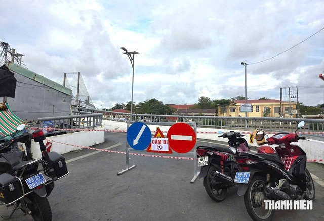 Cần cẩu trên sà lan va vào cầu, làm lệch nhịp cầu chữ S ở Cà Mau - Ảnh 3.
