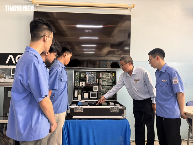 Khi doanh nghiệp đưa máy móc vào trường học - Ảnh 1.