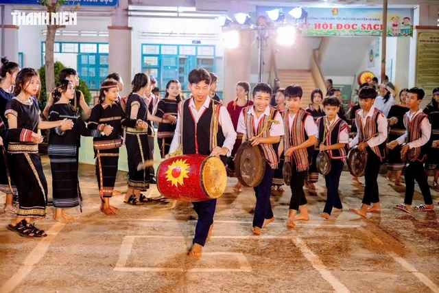 Giữ gìn văn hóa cồng chiêng Tây nguyên từ nhà trường - Ảnh 1.