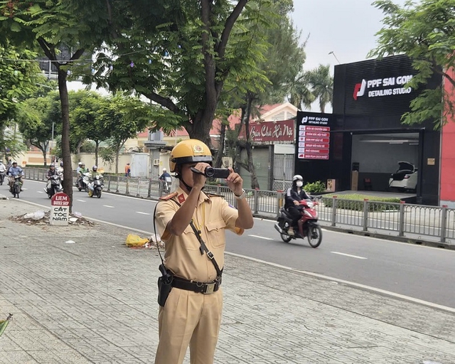 Danh sách xe máy đi trên vỉa hè bị CSGT TP.HCM phạt nguội 5 triệu đồng - Ảnh 1.