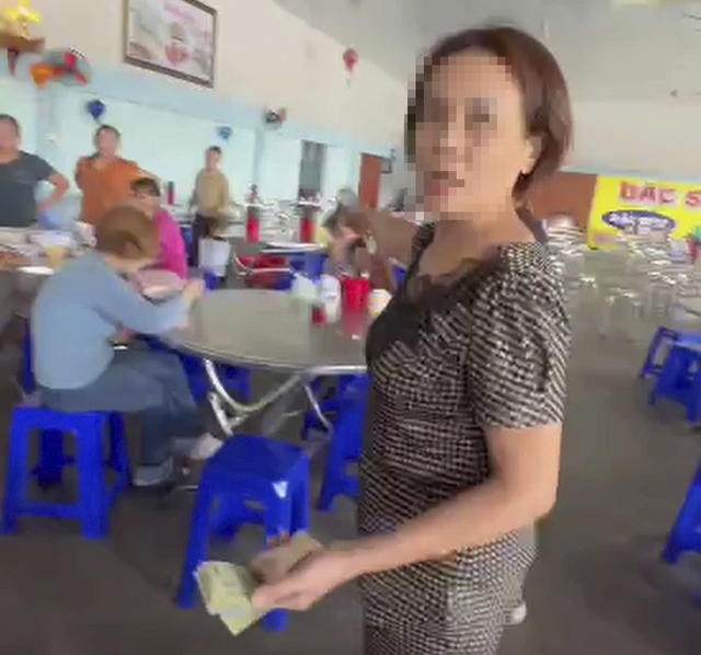 Nửa con gà lấy giá 300.000 đồng, khách tố quán cơm 'chặt chém'- Ảnh 3.