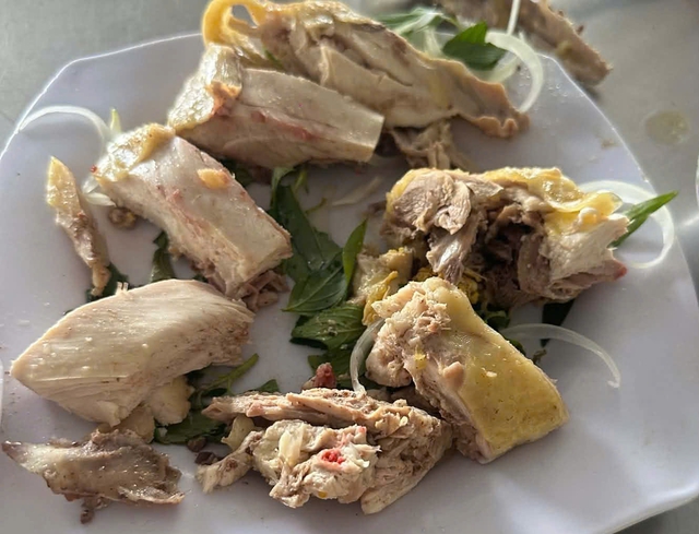 Nửa con gà lấy giá 300.000 đồng, khách tố quán cơm 'chặt chém'- Ảnh 2.