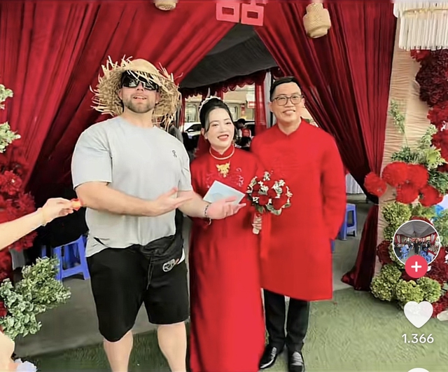 Kh&aacute;ch T&acirc;y h&agrave;o hứng nhảy m&uacute;a trong đ&aacute;m cưới Việt, kh&ocirc;ng qu&ecirc;n bỏ phong b&igrave; ch&uacute;c mừng - Ảnh 2.