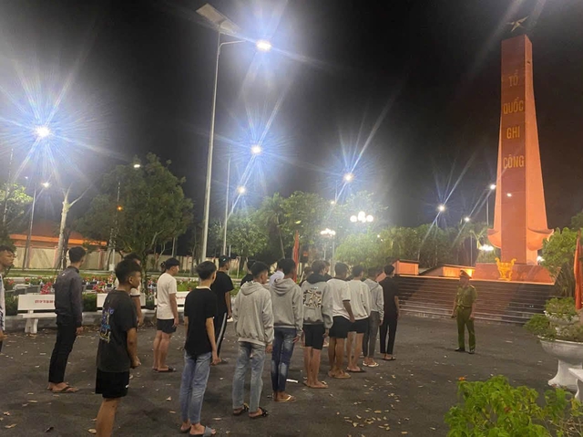 Định đánh nhau, nhóm thanh thiếu niên được công an đưa đi quét dọn mộ liệt sĩ - Ảnh 1.