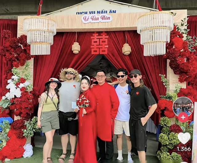 Kh&aacute;ch T&acirc;y h&agrave;o hứng nhảy m&uacute;a trong đ&aacute;m cưới Việt, kh&ocirc;ng qu&ecirc;n bỏ phong b&igrave; ch&uacute;c mừng - Ảnh 3.