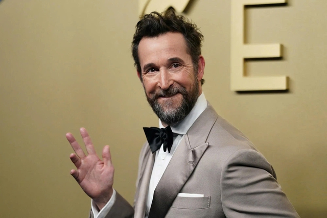 Ngôi sao truyền hình Noah Wyle là người đàn ông quyến rũ nhất thế giới năm 2026 - Ảnh 1.