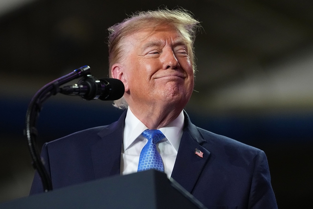 Ông Trump hứa thưởng 1 triệu USD cho người tố giác gian lận bầu cử - Ảnh 1.