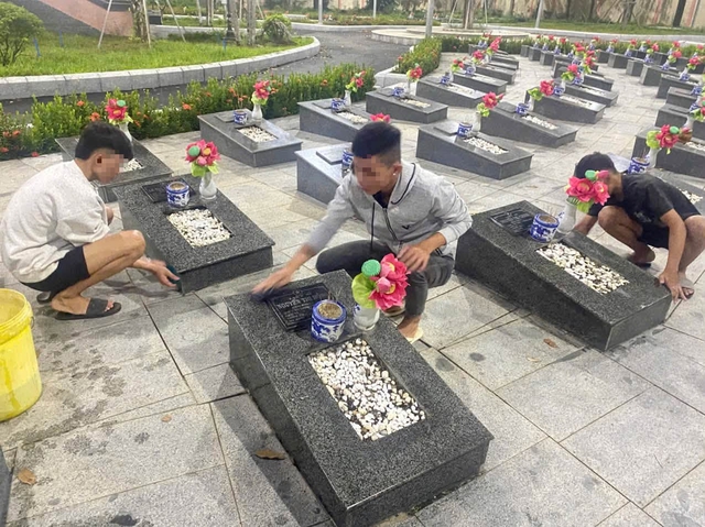 Định đánh nhau, nhóm thanh thiếu niên được công an đưa đi quét dọn mộ liệt sĩ - Ảnh 2.