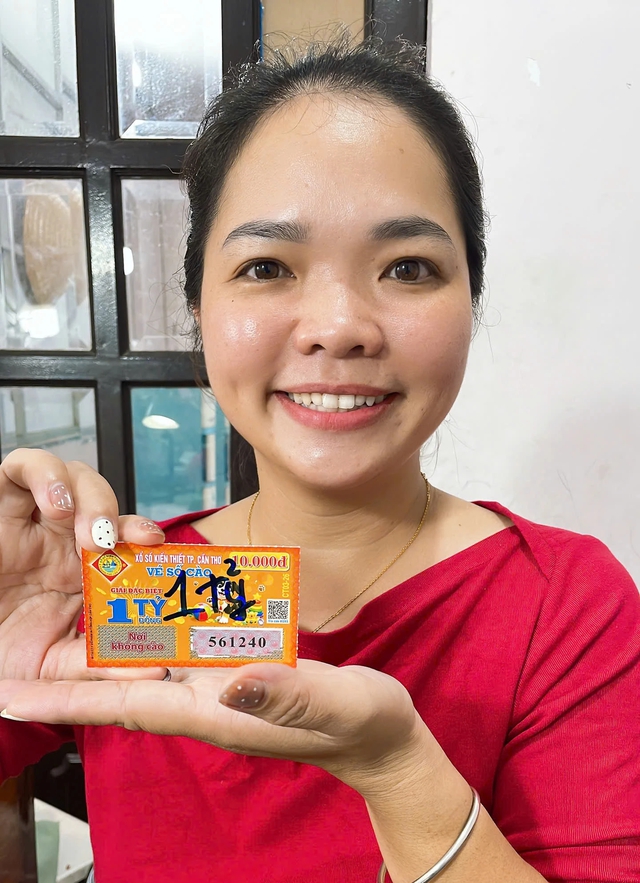 Cào 100 vé, người phụ nữ trúng độc đắc 1 tỉ xổ số cào Cần Thơ - Ảnh 2.