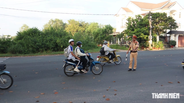 Kết quả bất ngờ khi CSGT kiểm tra bãi giữ xe trong trường THPT ở Đồng Nai - Ảnh 2.
