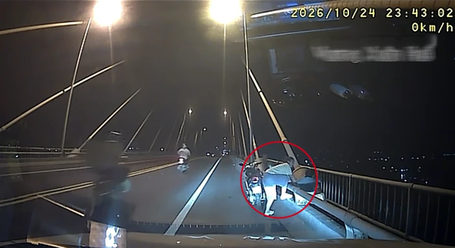 Nữ tài xế taxi kể phút ngăn người mẹ ôm con 2 tuổi nhảy cầu Rạch Miễu - Ảnh 1.