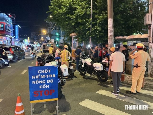 CSGT TP.HCM kiểm tra nồng độ cồn gần quán nhậu, dùng mô tô ngăn người né chốt - Ảnh 1.