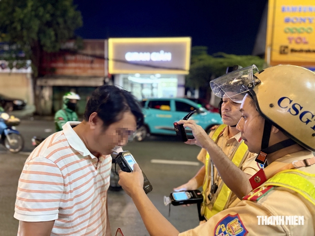 CSGT TP.HCM kiểm tra nồng độ cồn gần quán nhậu, dùng mô tô ngăn người né chốt - Ảnh 3.