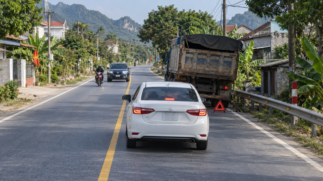 Gặp xe hỏng, vật cản trên đường có vạch liền: Ô tô được lấn vạch để tránh? - Ảnh 1.