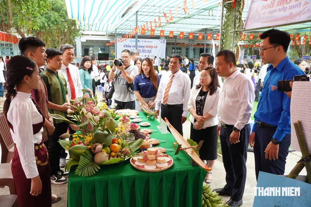 'Chia sẻ cùng thầy cô' đến với ngôi trường có 70% học sinh dân tộc Khmer- Ảnh 2.