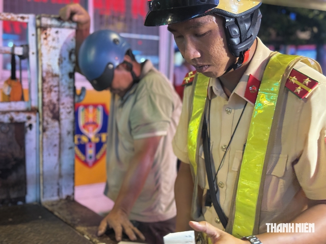 CSGT TP.HCM kiểm tra nồng độ cồn gần quán nhậu, dùng mô tô ngăn người né chốt - Ảnh 2.