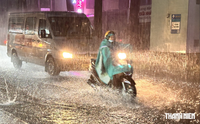 Không khí lạnh gặp nhiễu động gió đông, trút mưa lớn xuống miền Trung- Ảnh 1.
