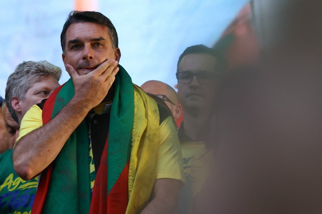 &Ocirc;ng Flavio Bolsonaro b&iacute; mật rời Brazil đến Mỹ sau khi thất cử- Ảnh 1.