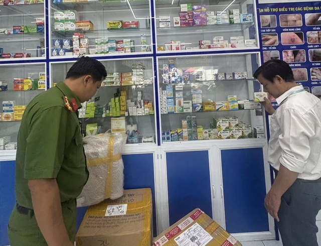 Kiểm tra, xử phạt nhiều nhà thuốc vi phạm ở TP.HCM- Ảnh 1.
