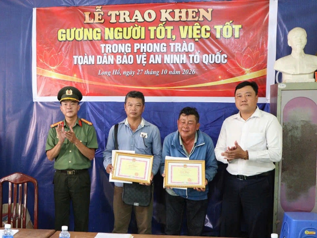 Khen thưởng 2 người trả lại ba l&ocirc; c&oacute; nhiều t&agrave;i sản cho người đ&aacute;nh rơi- Ảnh 1.