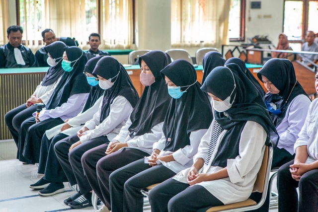 Vụ trói trẻ mầm non gây rúng động Indonesia: 11 bảo mẫu lĩnh án tù - Ảnh 1.
