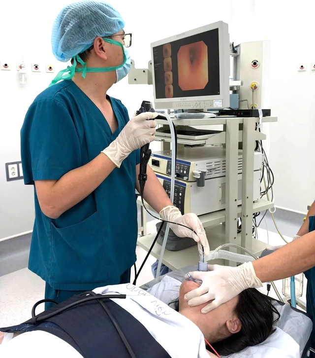 Bé gái 14 tuổi bỏng đường hô hấp nặng vì đèn pin đang sạc bốc cháy - Ảnh 1.