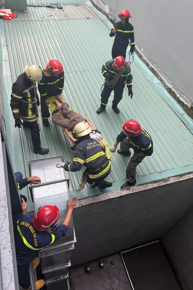 Kịp cứu người đàn ông ở TP.HCM bị điện giật rơi từ sân thượng xuống mái tôn- Ảnh 1.