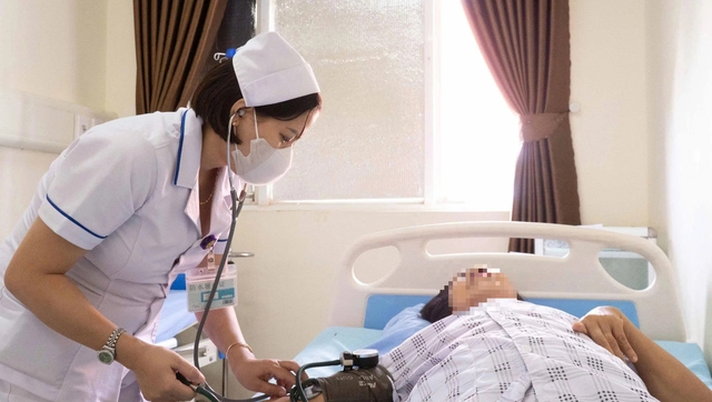 6 giờ chạy đua với tử thần, cứu sống nữ bệnh nhân 63 tuổi ở Đà Nẵng - Ảnh 1.
