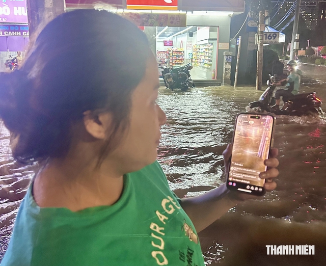 Kh&ocirc;ng mưa, triều cường biến đường TP.HCM th&agrave;nh s&ocirc;ng giữa giờ tan tầm- Ảnh 7.