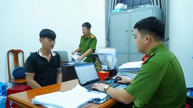 Người dân TP.HCM bắt nam thanh niên dùng dao khống chế cướp tài sản chủ tạp hóa - Ảnh 1.