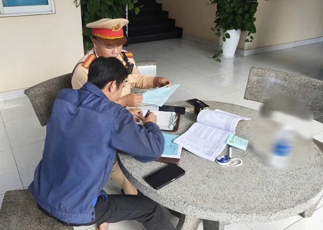 Đỗ ô tô trên vỉa hè TP.HCM, tài xế bị người dân báo CSGT phạt nguội - Ảnh 1.