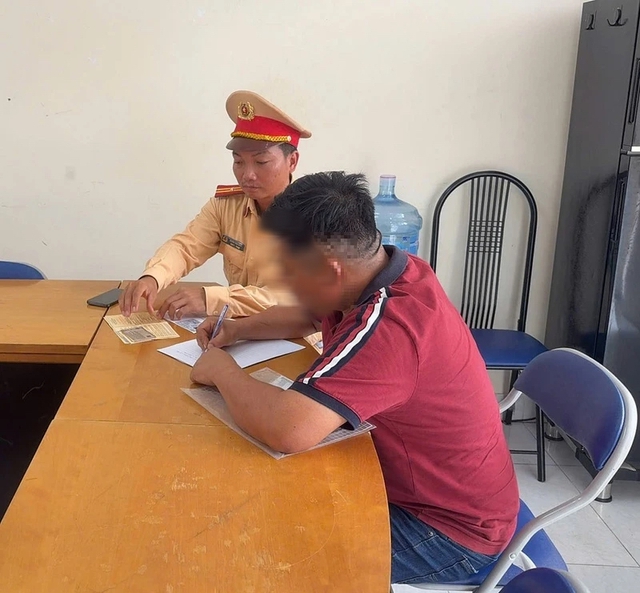 Đỗ ô tô trên vỉa hè TP.HCM, tài xế bị người dân báo CSGT phạt nguội - Ảnh 2.