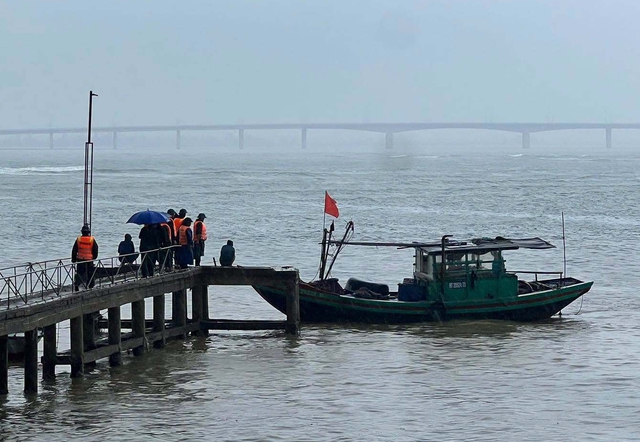 Ch&igrave;m t&agrave;u c&aacute; ở biển Thi&ecirc;n Cầm, 1 người tử vong, 1 người mất t&iacute;ch- Ảnh 1.