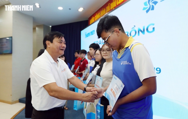 SASCO trao 21 suất học bổng, tiếp sức trẻ mồ c&ocirc;i do Covid-19- Ảnh 2.