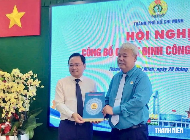 Tổng LĐLĐ Việt Nam trao quyết định: Ông Võ Khắc Thái giữ chức Chủ tịch LĐLĐ TP.HCM - Ảnh 1.