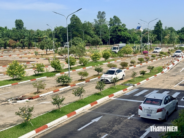 Học lái ô tô: Chạy thử sa hình, đường trường ảo trước khi lên xe thật- Ảnh 1.
