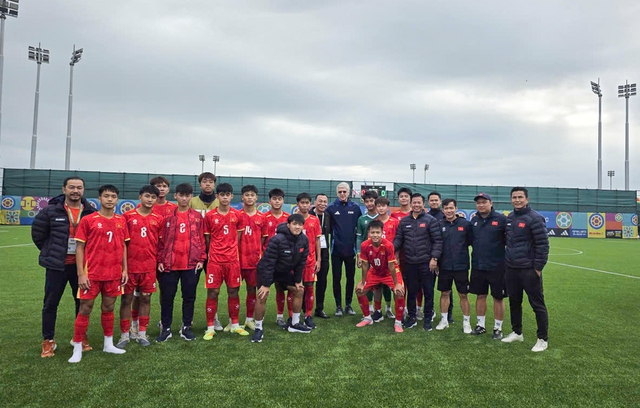 Chủ tịch VFF và Giám đốc FIFA Arsene Wenger đến sân động viên U.15 Việt Nam tại World Cup- Ảnh 1.
