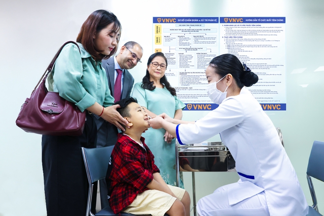 VNVC ra mắt và triển khai vắc xin cúm công nghệ mới dạng xịt - Ảnh 2.