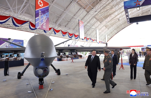 Triều Tiên phô diễn dàn vũ khí, ông Kim Jong-un chỉ đạo thúc đẩy tích hợp AI- Ảnh 3.