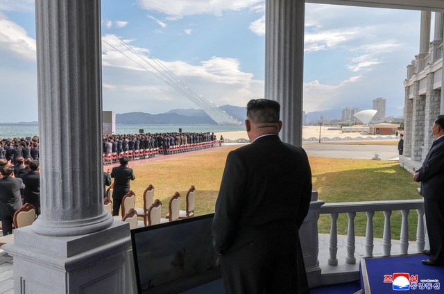 Triều Tiên phô diễn dàn vũ khí, ông Kim Jong-un chỉ đạo thúc đẩy tích hợp AI- Ảnh 1.