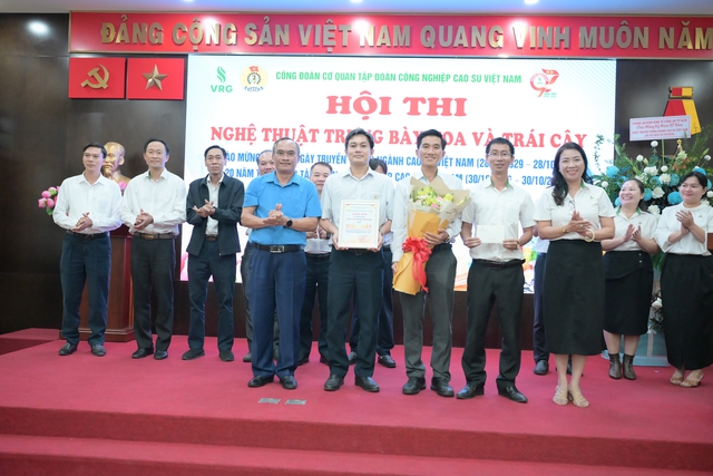 Công đoàn Cơ quan VRG sôi nổi Hội thi nghệ thuật trưng bày hoa và trái cây - Ảnh 1.