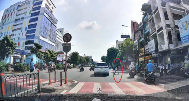 Hai vụ tai nạn chết người ở TP.HCM, CSGT cảnh b&aacute;o th&oacute;i quen qua đường nguy hiểm - Ảnh 2.
