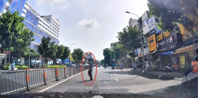 Hai vụ tai nạn chết người ở TP.HCM, CSGT cảnh b&aacute;o th&oacute;i quen qua đường nguy hiểm - Ảnh 1.